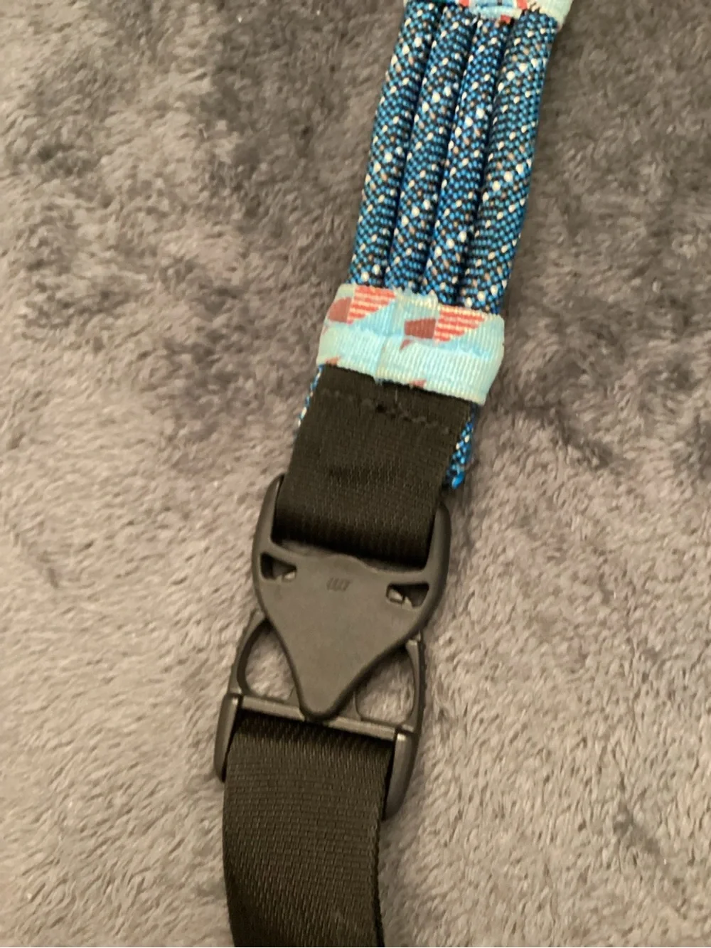 Kavu rope sling blue crossbody bag.  Bird motif.
